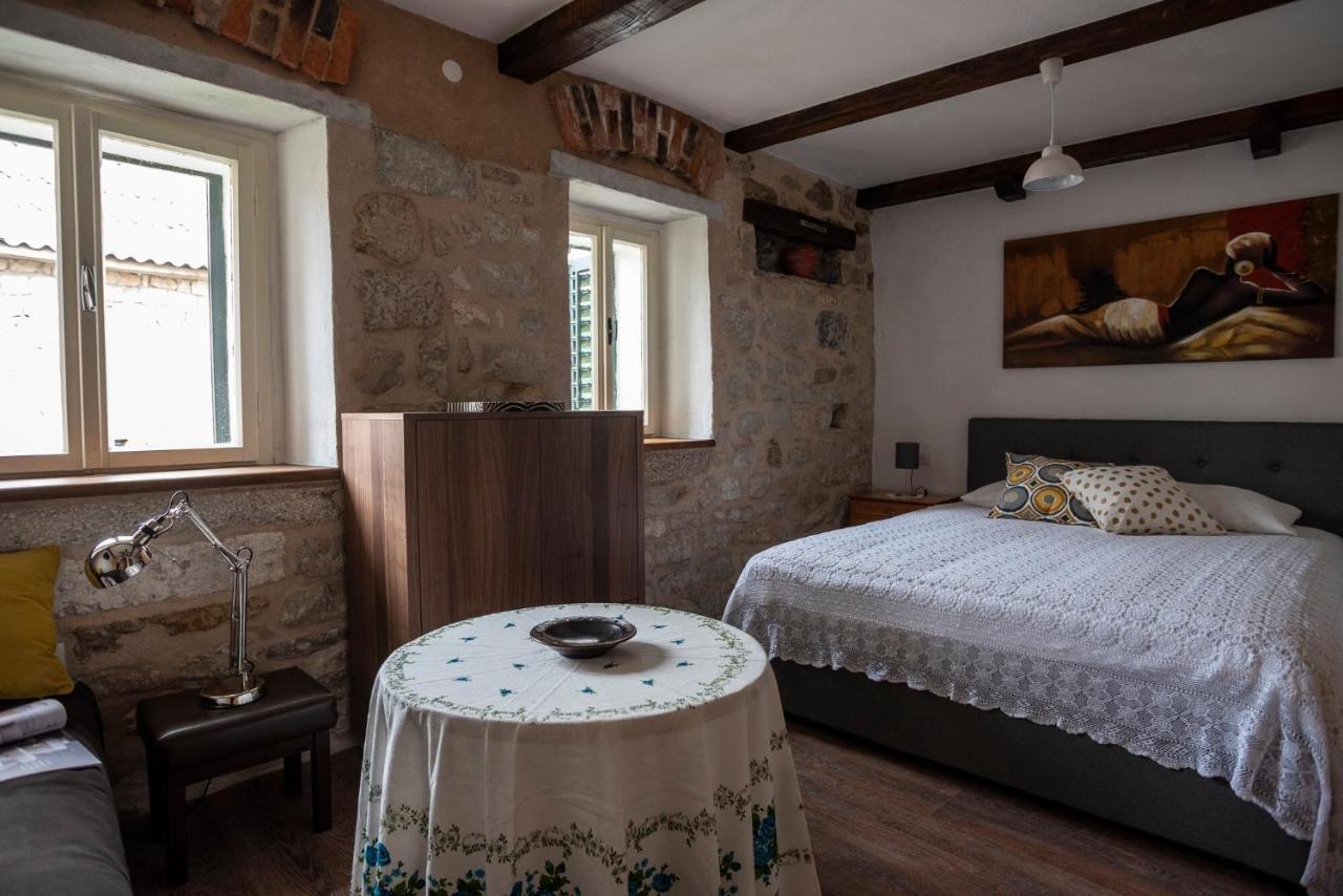 Guesthouse NINA Kaštel Novi Eksteriør billede