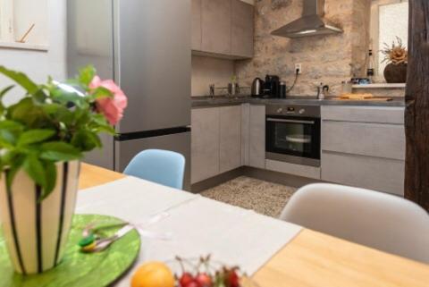 Guesthouse NINA Kaštel Novi Eksteriør billede