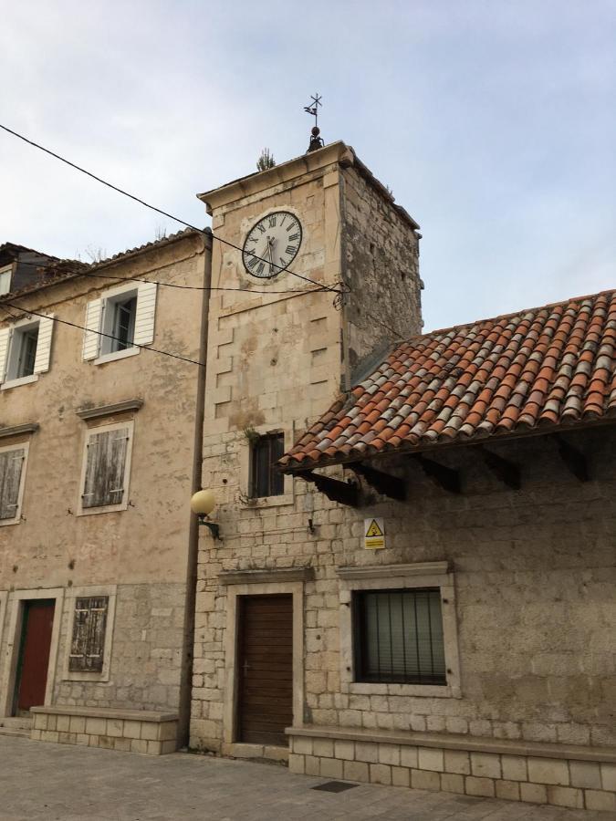 Guesthouse NINA Kaštel Novi Eksteriør billede